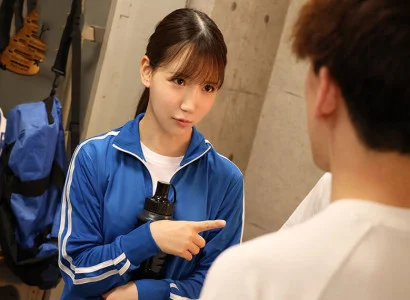 các cầu thủ nghiệp dư trong câu lạc bộ bóng đá quan hệ tập thể với cô gái xinh trong phòng gym