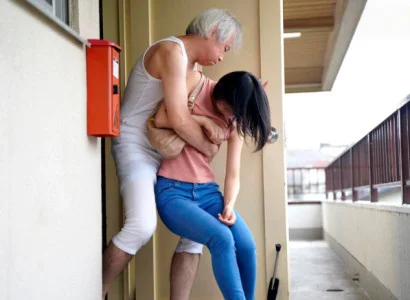 Cô vợ mới cưới bị bố chồng già bóp