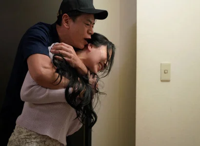 Nữ ca sĩ bị fan ép quan hệ vì quá xinh đẹp làm mất kiểm soát