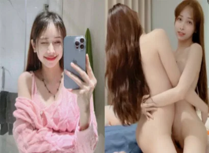 Lâm Thái Vy cùng người bạn thân thiết móc bím nhau khi đang phát trực tiếp