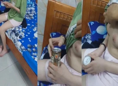 Chàng trai khám em người yêu mới lớn và tận hưởng trong nhà nghỉ
